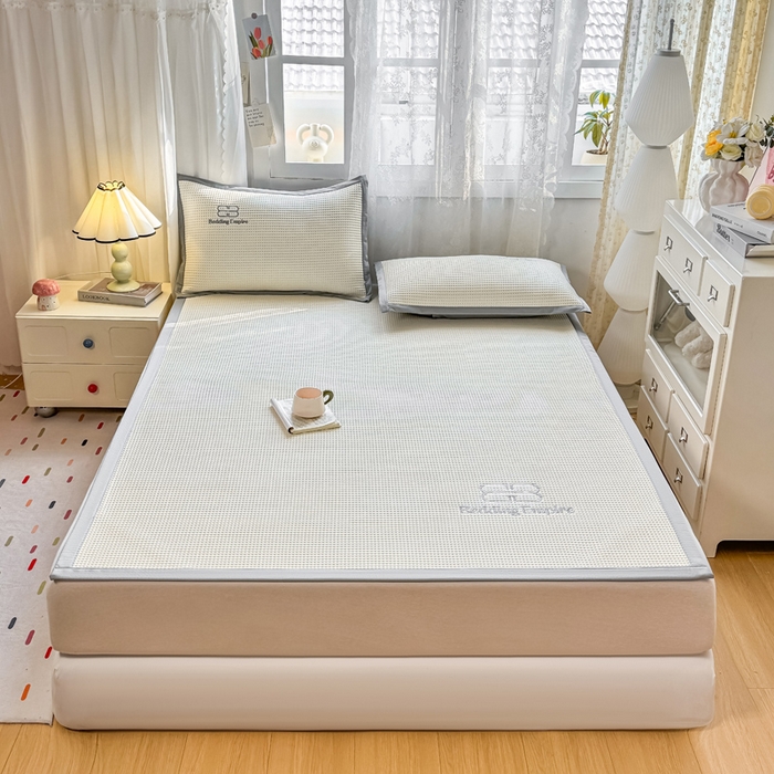 91家纺网 家纺一手货源 找家纺 2025年新款乙纶华夫格刺绣熊猫漫野冰豆豆系列 珍珠白-床席款