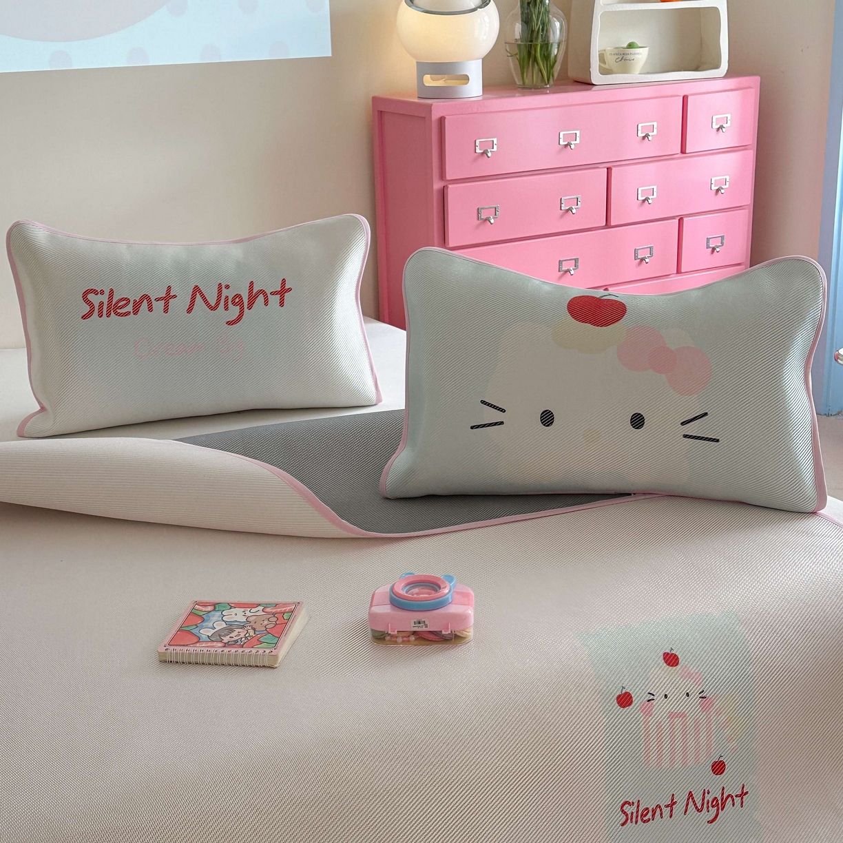 91家纺网 家纺一手货源 找家纺 美乐迪家纺 2025新款数码印花养生冰藤凉席 苹果猫咪