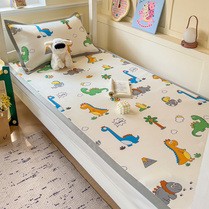 91家纺网 家纺一手货源 找家纺 富馨莱 2025新款学生平铺款冰藤印花凉席A类抗菌冰丝席支持定制尺寸 恐龙纪元