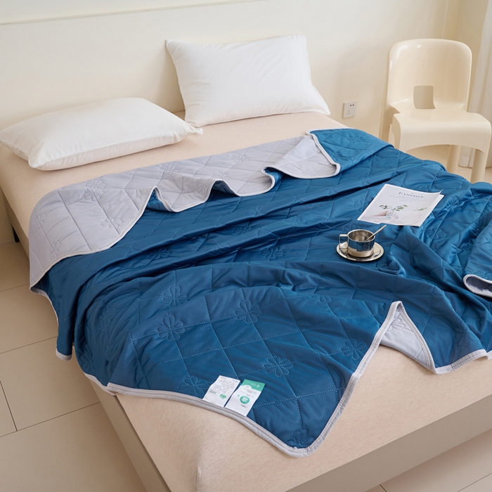 91家纺网 家纺一手货源 找家纺 畅销被业 2025新款A类凉感丝纯色压花夏被系列直播外贸跨境 湖蓝