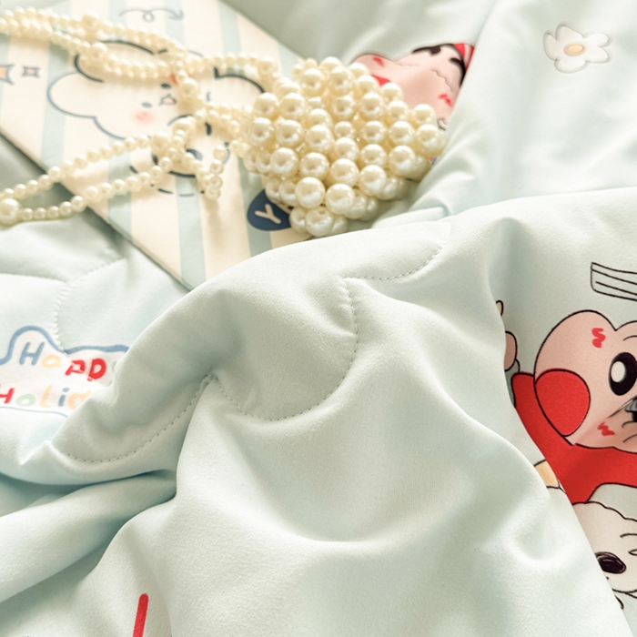91家纺网 家纺一手货源 找家纺 慕尚家纺 2025新款水洗棉花边工艺羽丝棉卡通系列夏被 蜡笔小新