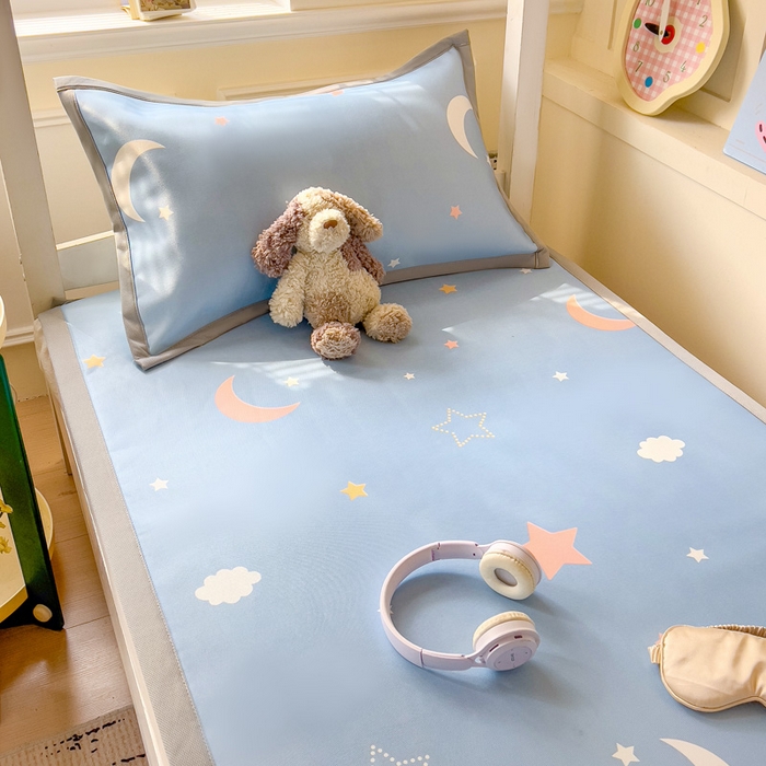 91家纺网 家纺一手货源 找家纺 富馨莱 2025新款学生平铺款冰藤印花凉席A类抗菌冰丝席支持定制尺寸 星空