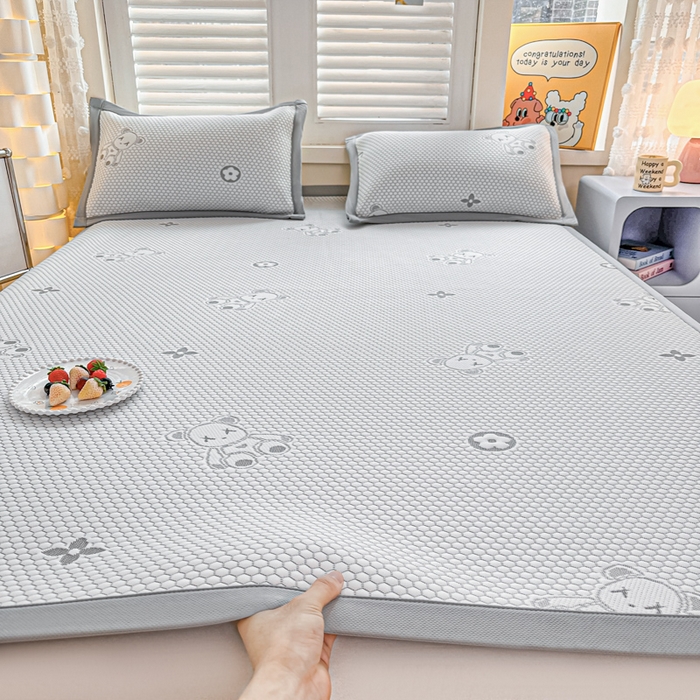 91家纺网 家纺一手货源 找家纺 2025新款凉感冰豆豆凉席-暴力熊系列 暴力熊-浅灰