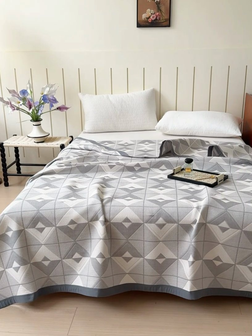 91家纺网 家纺一手货源 找家纺 2025新款A类纯棉针织三层纱提花多功能毯 灰色-菱形