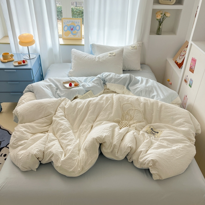 91家纺网 家纺一手货源 找家纺 桃心家居 2025新款A类韩系亲肤软糯甜格泡泡水洗棉撞色奶呼呼织标蝴蝶少女四件套 泡泡水洗棉-甜格奶白蓝