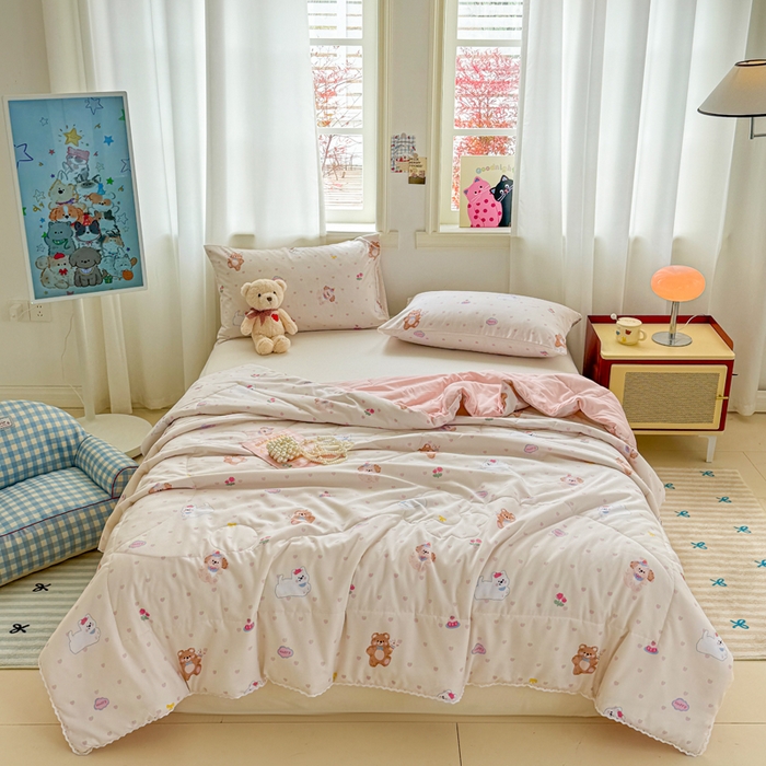 91家纺网 家纺一手货源 找家纺 慕尚家纺 2025新款水洗棉花边工艺羽丝棉卡通系列夏被 哈哈俱乐部