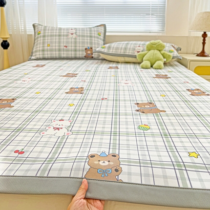 91家纺网 家纺一手货源 找家纺 富馨莱 2025新款平铺款冰藤印花凉席A类抗菌冰丝席支持定制尺寸 格子熊