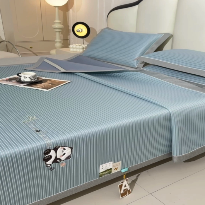 91家纺网 家纺一手货源 找家纺 小牛席业 2025新款经典条纹熊猫凉感冰丝席凉席席子 系列 蓝色