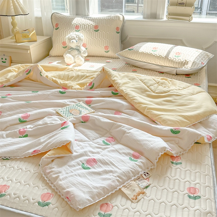 91家纺网 家纺一手货源 找家纺 慕尚家纺  2025春夏新款乳胶凉席水洗棉夏被夏凉被空调被三件套四件套 郁金香