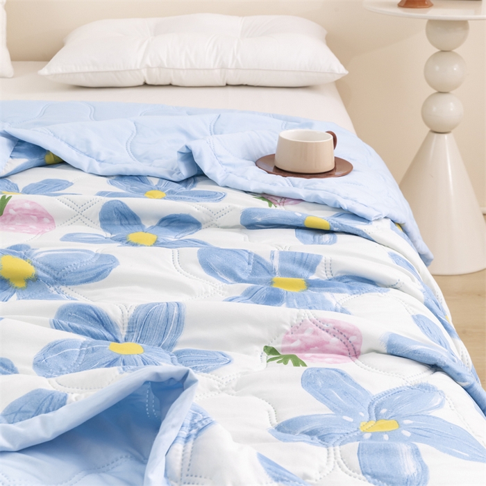 91家纺网 家纺一手货源 找家纺 席万佳 2025新款直播热款印花夏凉被空调被被子被芯水洗棉夏被 蓝色花朵