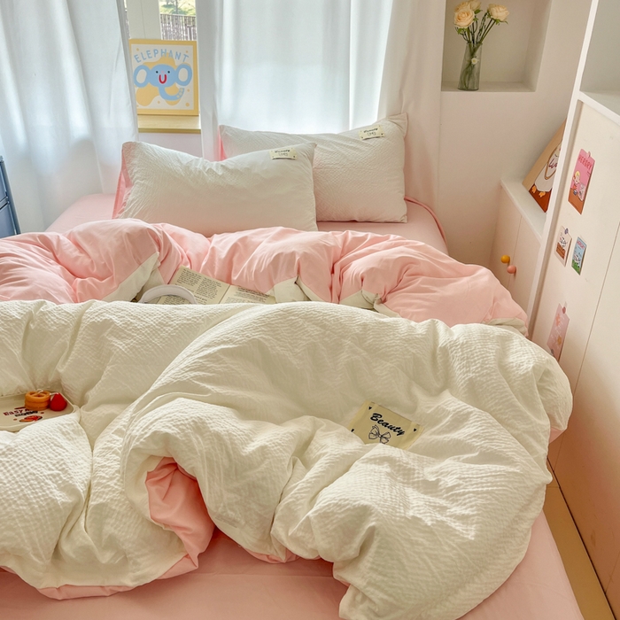 91家纺网 家纺一手货源 找家纺 桃心家居 2025新款A类韩系亲肤软糯甜格泡泡水洗棉撞色奶呼呼织标蝴蝶少女四件套 泡泡水洗棉-甜格白粉