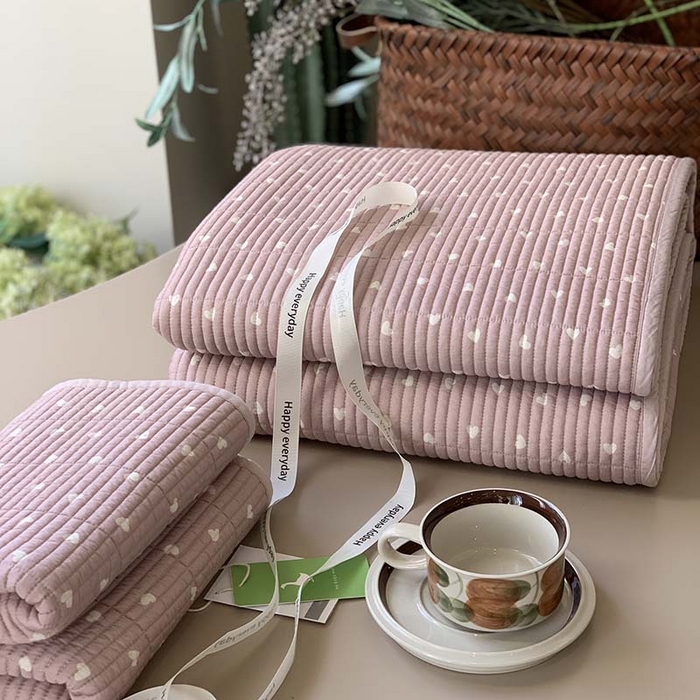 91家纺网 家纺一手货源 找家纺 汇庭 2025新款蔓莎床盖三件套系列-实拍 小爱心粉