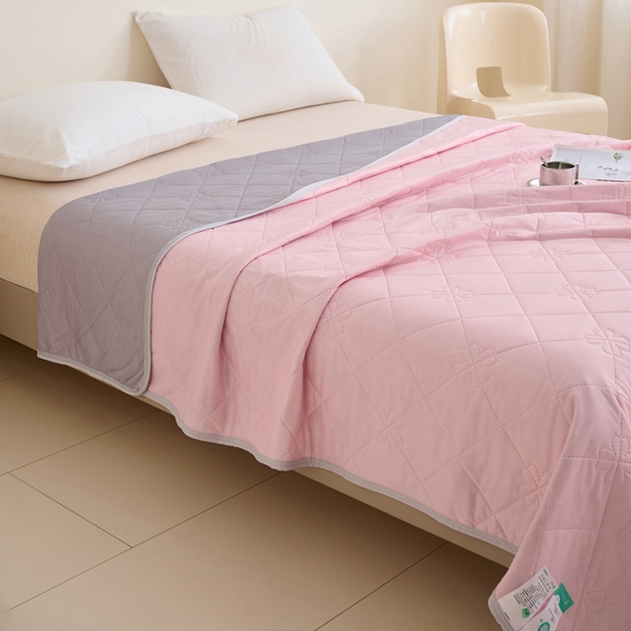 91家纺网 家纺一手货源 找家纺 畅销被业 2025新款A类凉感丝纯色压花夏被系列直播外贸跨境 浅粉