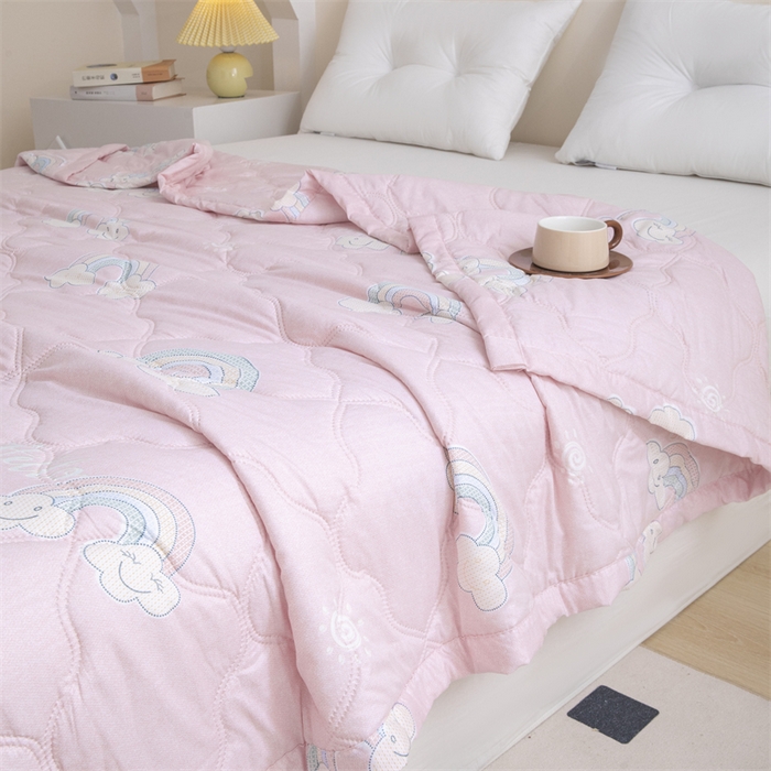 91家纺网 家纺一手货源 找家纺 席万佳 2025新款直播热款印花夏凉被空调被被子被芯水洗棉夏被 彩虹粉