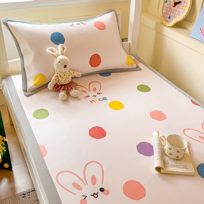 91家纺网 家纺一手货源 找家纺 富馨莱 2025新款学生平铺款冰藤印花凉席A类抗菌冰丝席支持定制尺寸 圆点兔兔