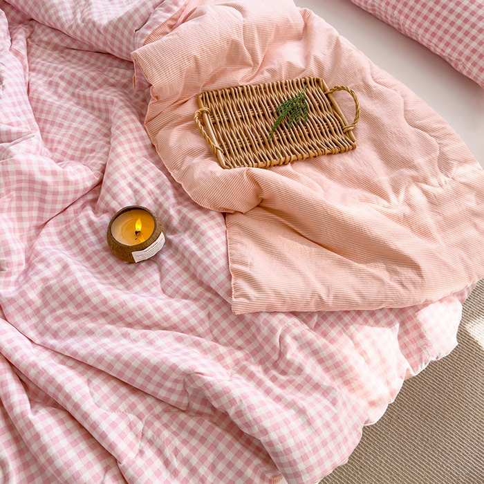 91家纺网 家纺一手货源 找家纺 2025新款无印风夏被 粉小格