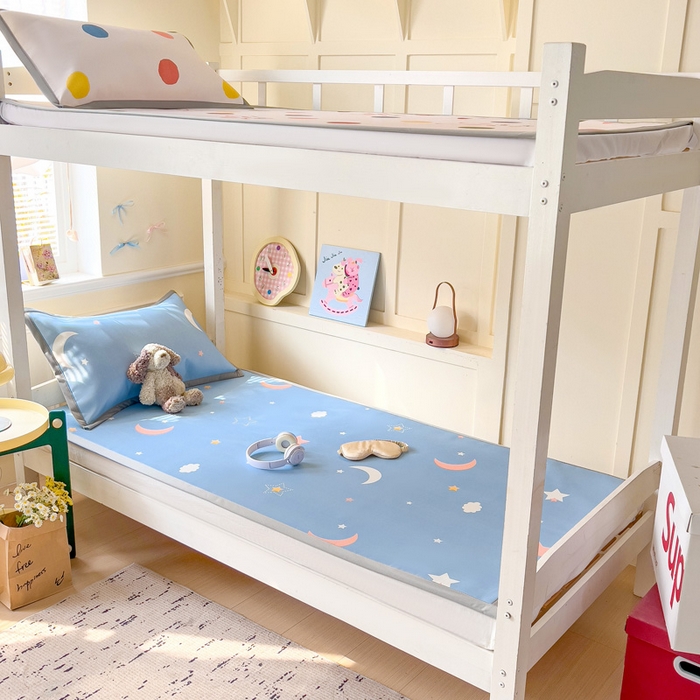 91家纺网 家纺一手货源 找家纺 富馨莱 2025新款学生平铺款冰藤印花凉席A类抗菌冰丝席支持定制尺寸 星空