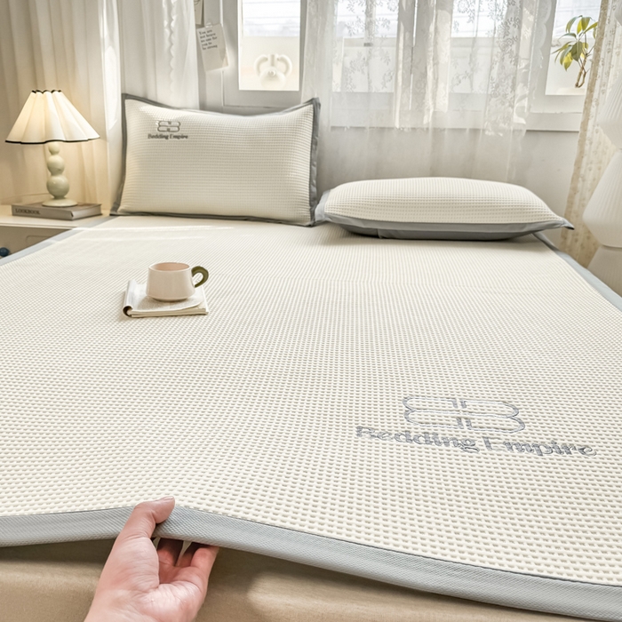 91家纺网 家纺一手货源 找家纺 2025年新款乙纶华夫格刺绣熊猫漫野冰豆豆系列 珍珠白-床席款