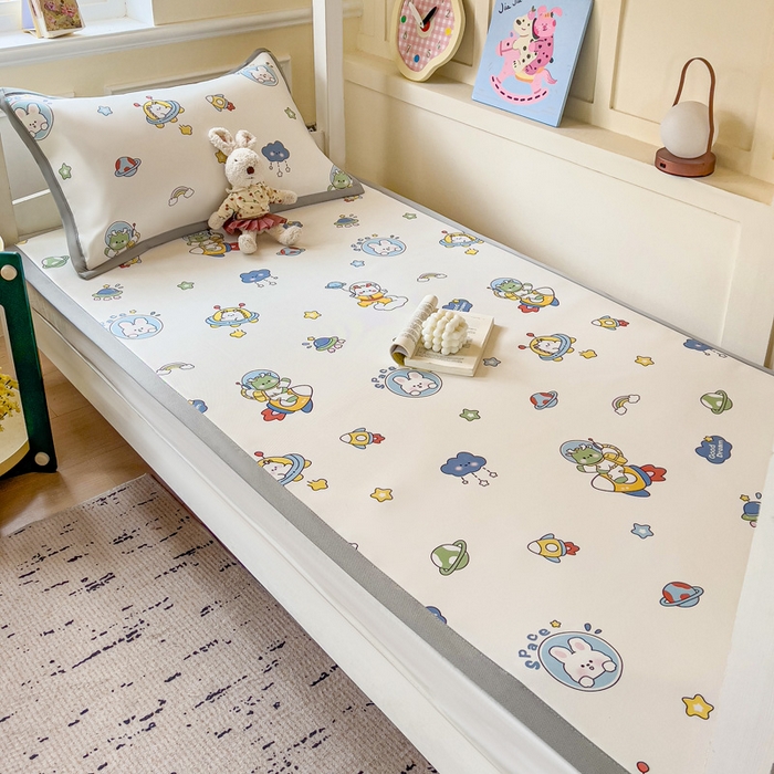 91家纺网 家纺一手货源 找家纺 富馨莱 2025新款学生平铺款冰藤印花凉席A类抗菌冰丝席支持定制尺寸 宇航员