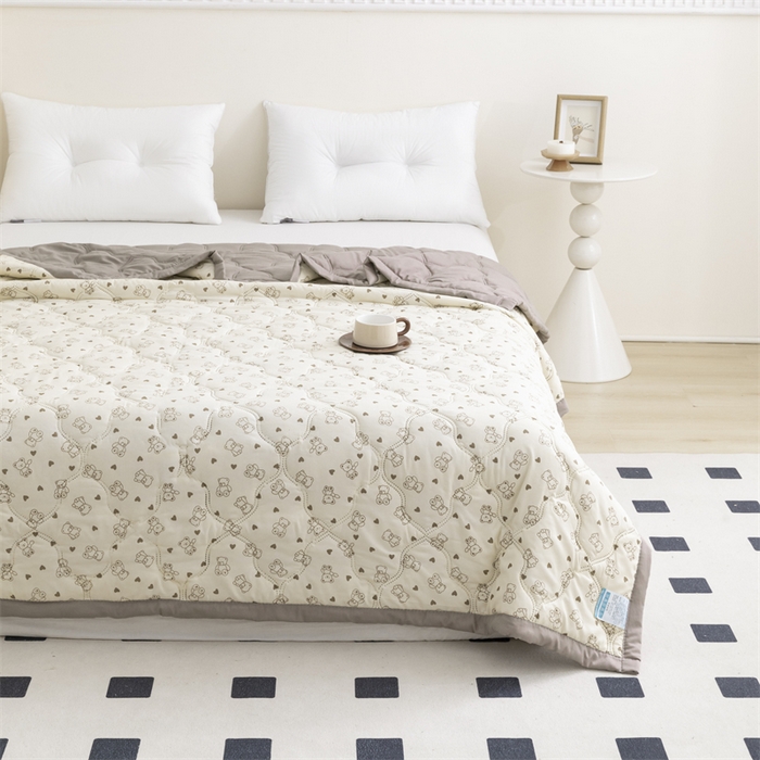 91家纺网 家纺一手货源 找家纺 席万佳 2025新款直播热款印花夏凉被空调被被子被芯水洗棉夏被 比熊院长