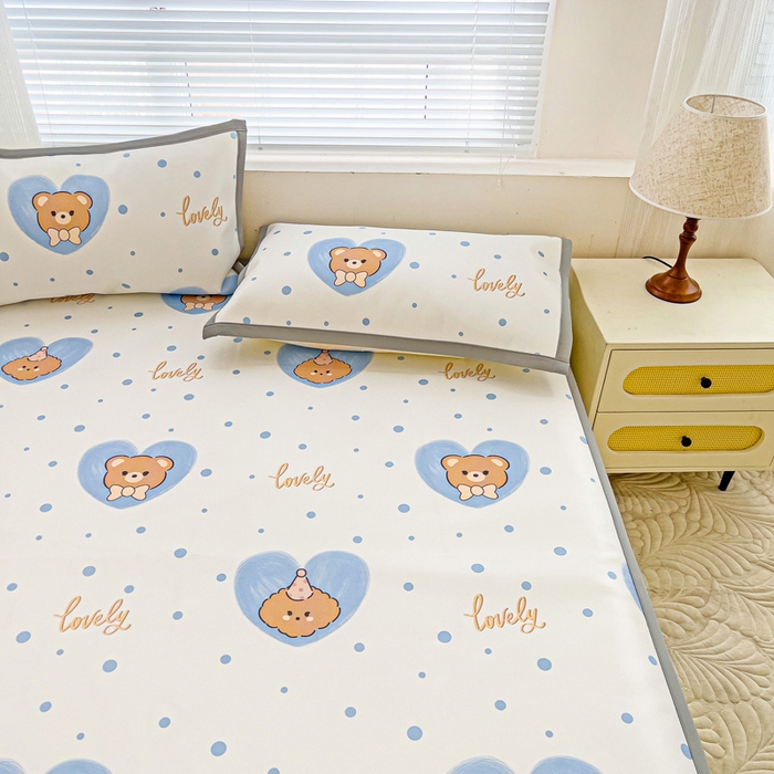 91家纺网 家纺一手货源 找家纺 富馨莱 2025新款平铺款冰藤印花凉席A类抗菌冰丝席支持定制尺寸 爱心小熊