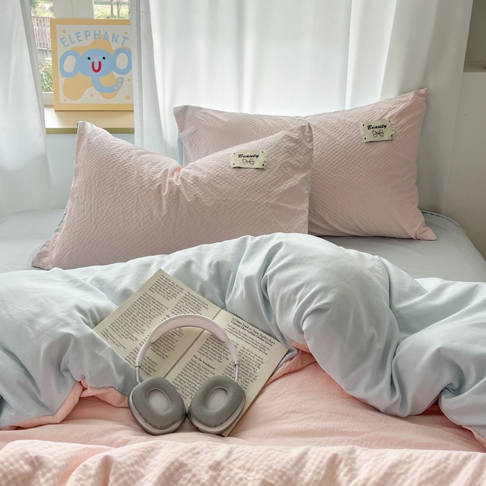 91家纺网 家纺一手货源 找家纺 桃心家居 2025新款A类韩系亲肤软糯甜格泡泡水洗棉撞色奶呼呼织标蝴蝶少女四件套 泡泡水洗棉-甜格粉蓝