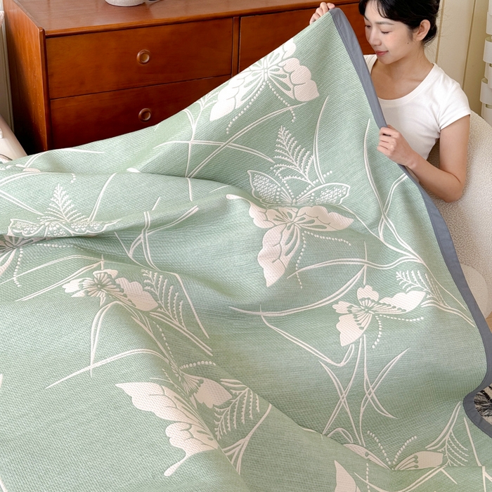 91家纺网 家纺一手货源 找家纺 2025新款A类纯棉针织三层纱提花多功能毯 绿色-蝶语