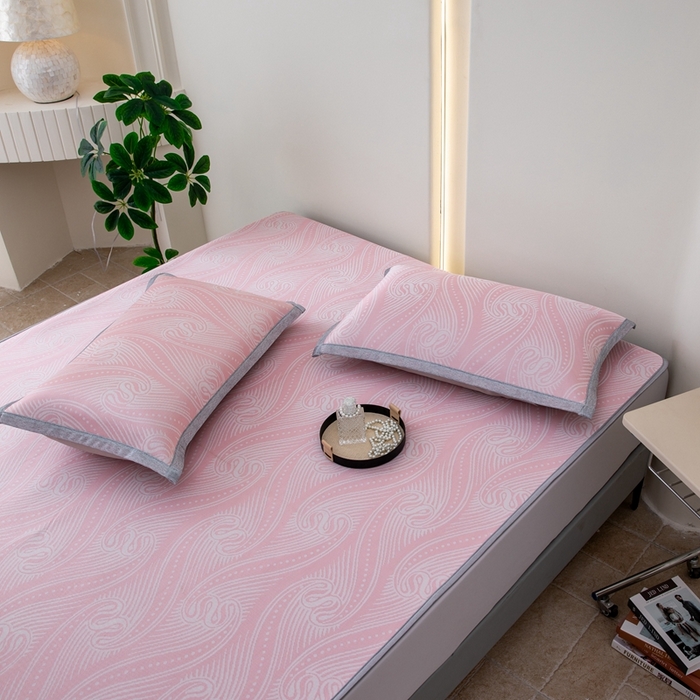 91家纺网 家纺一手货源 找家纺 凌云家纺  2025新款提花凉感冰丝席床笠款三明治凉席三件套 梦旋-粉