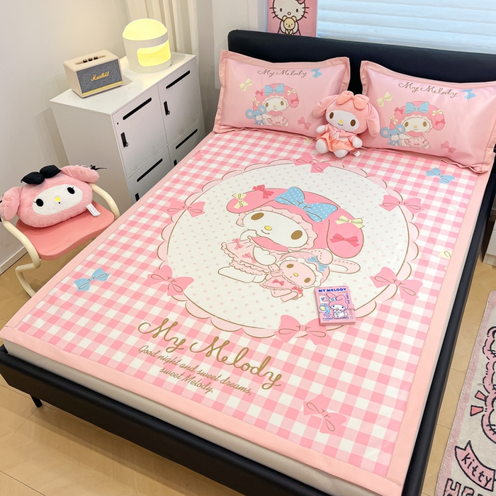 91家纺网 家纺一手货源 找家纺 （总）2025新款正版授权A类大版数码印花三丽鸥可机洗1200D冰丝凉席席子凉席可组合针织棉夏被四件套-平铺款