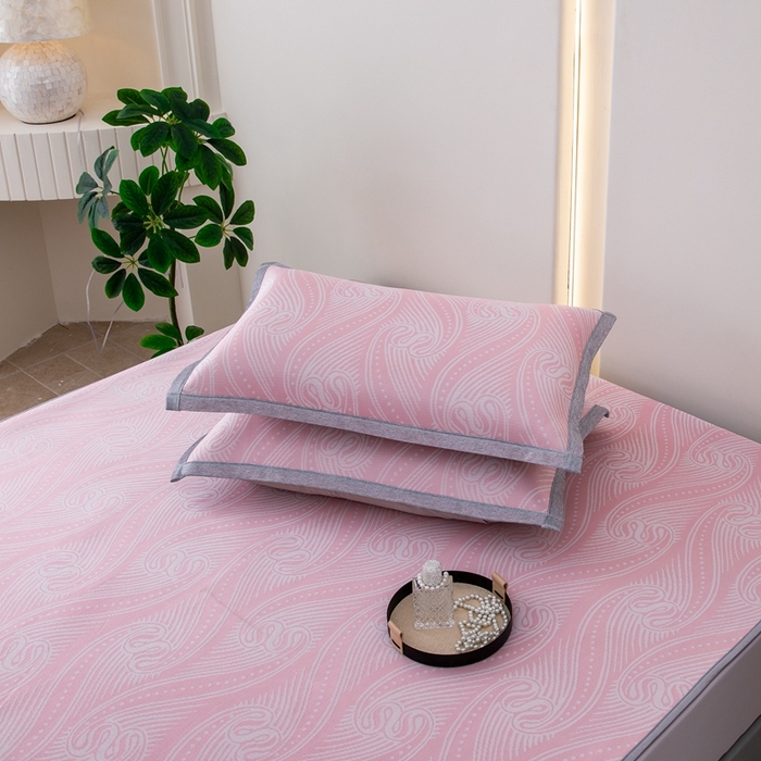 91家纺网 家纺一手货源 找家纺 凌云家纺  2025新款提花凉感冰丝席床笠款三明治凉席三件套 梦旋-粉