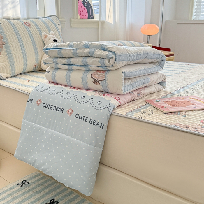 91家纺网 家纺一手货源 找家纺 慕尚家纺  2025春夏新款乳胶凉席水洗棉夏被夏凉被空调被三件套四件套 洛丽塔小熊