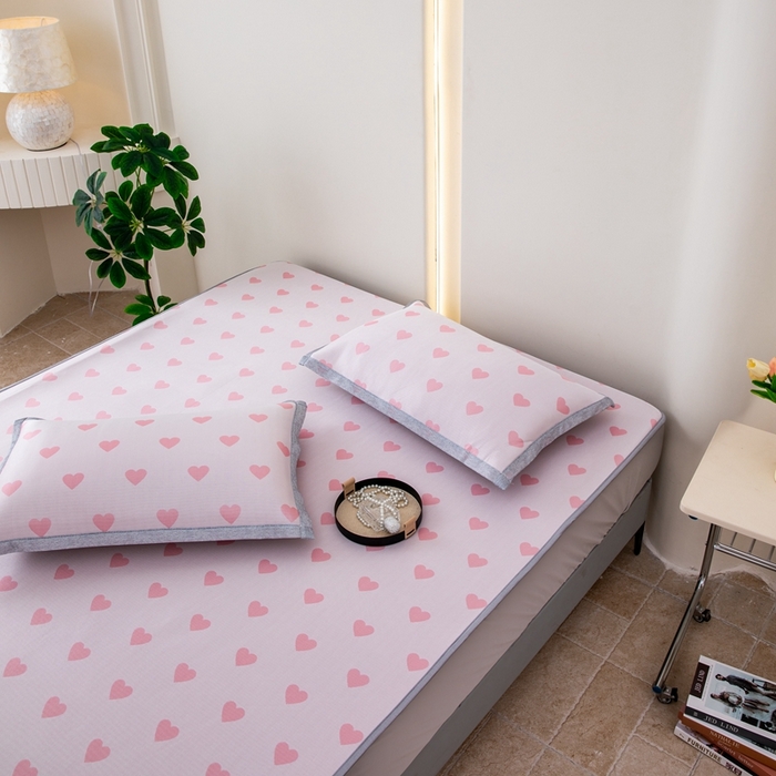 91家纺网 家纺一手货源 找家纺 凌云家纺  2025新款提花凉感冰丝席床笠款三明治凉席三件套 甜心-粉