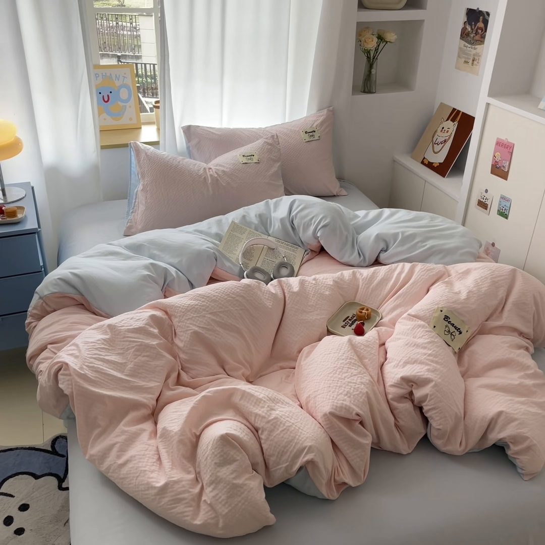 91家纺网 家纺一手货源 找家纺 桃心家居 2025新款A类韩系亲肤软糯甜格泡泡水洗棉撞色奶呼呼织标蝴蝶少女四件套 泡泡水洗棉-甜格粉蓝