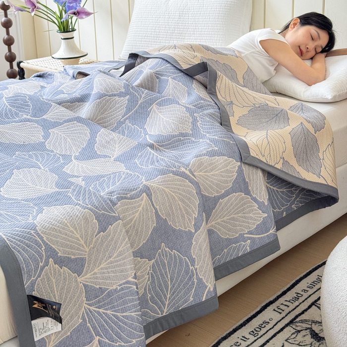 91家纺网 家纺一手货源 找家纺 2025新款A类纯棉针织三层纱提花多功能毯 蓝色-桑叶