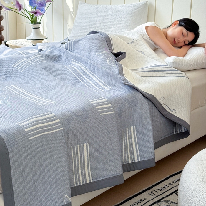 91家纺网 家纺一手货源 找家纺 2025新款A类纯棉针织三层纱提花多功能毯 蓝色-至简