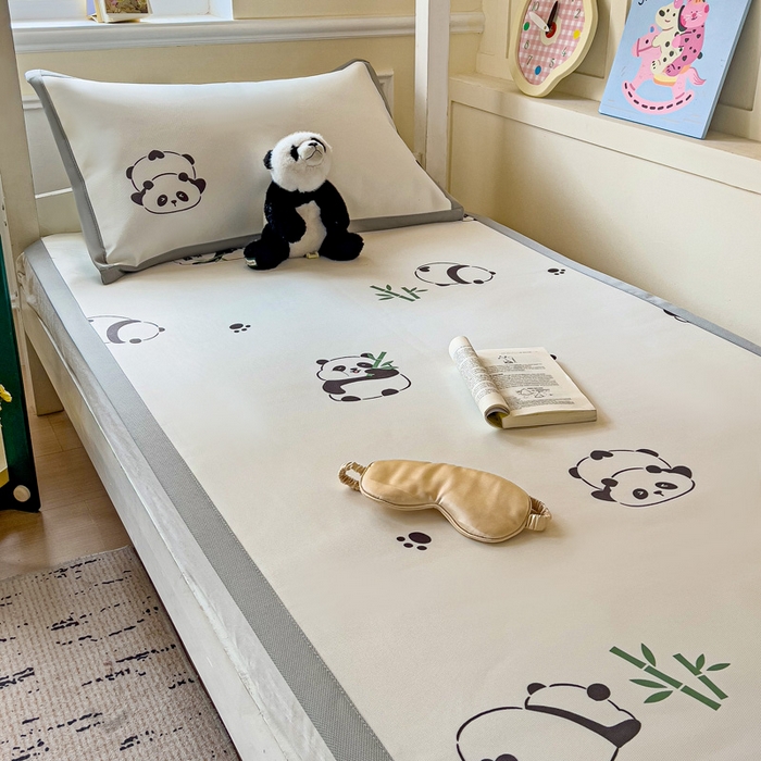 91家纺网 家纺一手货源 找家纺 富馨莱 2025新款学生平铺款冰藤印花凉席A类抗菌冰丝席支持定制尺寸 熊猫胖胖