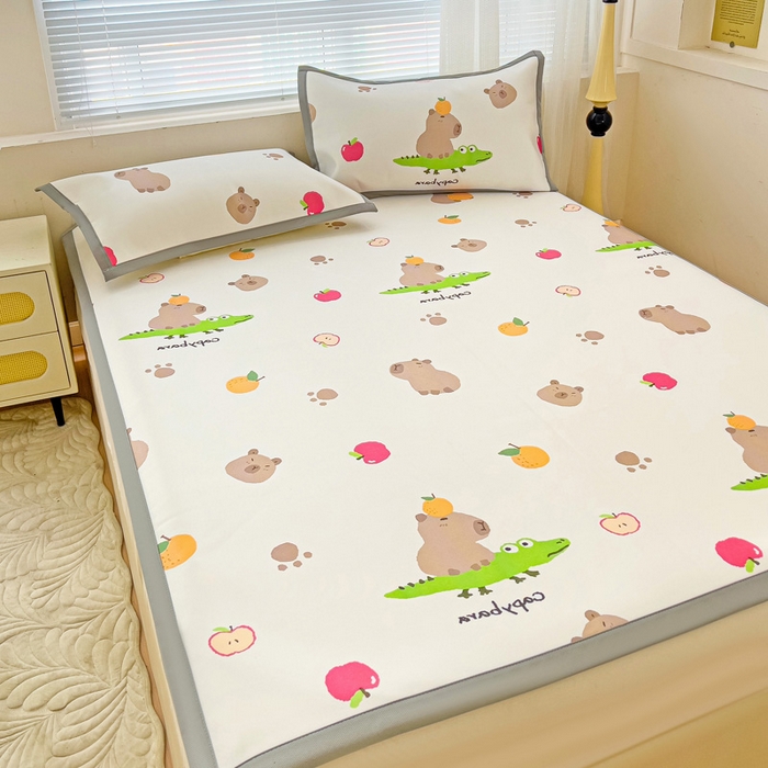 91家纺网 家纺一手货源 找家纺 富馨莱 2025新款平铺款冰藤印花凉席A类抗菌冰丝席支持定制尺寸 卡皮熊