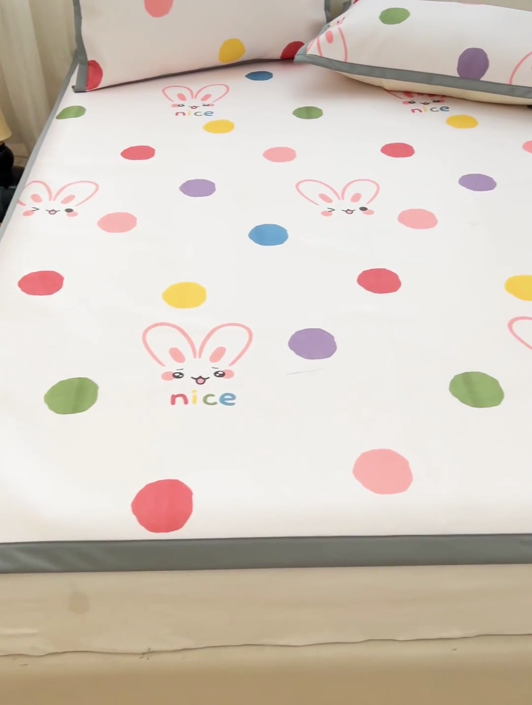 91家纺网 家纺一手货源 找家纺 富馨莱 2025新款平铺款冰藤印花凉席A类抗菌冰丝席支持定制尺寸 圆点兔兔