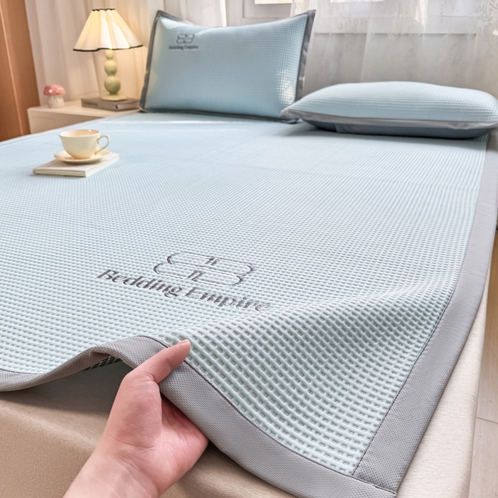 91家纺网 家纺一手货源 找家纺 2025年新款乙纶华夫格刺绣熊猫漫野冰豆豆系列 天空蓝-床席款