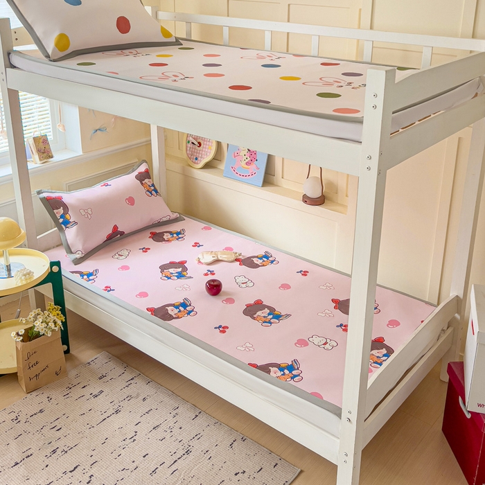 91家纺网 家纺一手货源 找家纺 富馨莱 2025新款学生平铺款冰藤印花凉席A类抗菌冰丝席支持定制尺寸 元气女孩