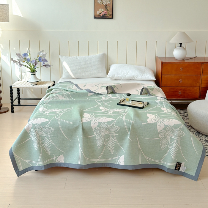 91家纺网 家纺一手货源 找家纺 2025新款A类纯棉针织三层纱提花多功能毯 绿色-蝶语