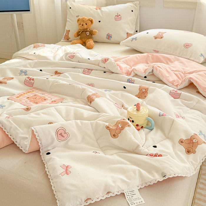 91家纺网 家纺一手货源 找家纺 慕尚家纺 2025新款水洗棉花边工艺羽丝棉卡通系列夏被 甜品小熊