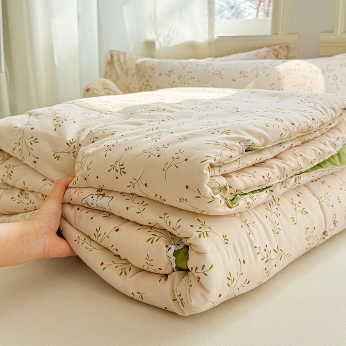 91家纺网 家纺一手货源 找家纺 慕尚家纺 2025新款水洗棉花边工艺羽丝棉卡通系列夏被 兔宝宝