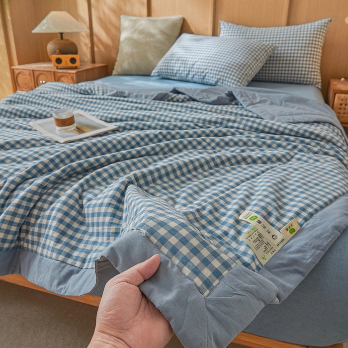 91家纺网 家纺一手货源 找家纺 伊人坊 2025新款A类无印风水洗棉新疆棉花夏被 蓝小格