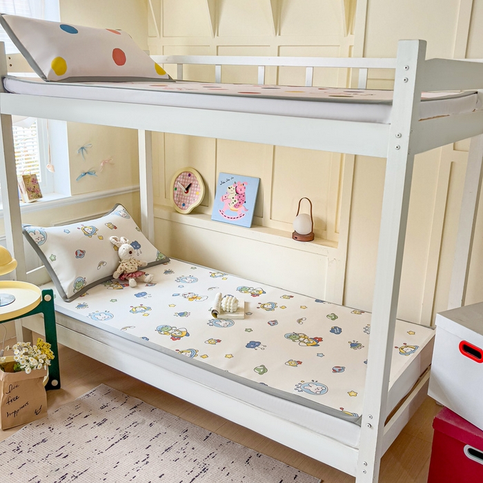 91家纺网 家纺一手货源 找家纺 富馨莱 2025新款学生平铺款冰藤印花凉席A类抗菌冰丝席支持定制尺寸 宇航员