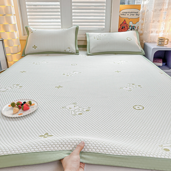 91家纺网 家纺一手货源 找家纺 2025新款凉感冰豆豆凉席-暴力熊系列 暴力熊-草绿