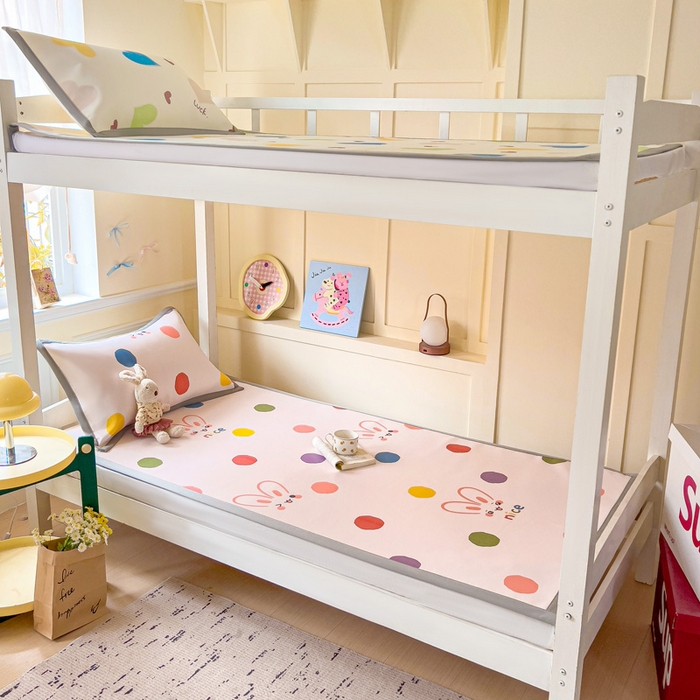 91家纺网 家纺一手货源 找家纺 富馨莱 2025新款学生平铺款冰藤印花凉席A类抗菌冰丝席支持定制尺寸 圆点兔兔