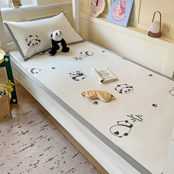 91家纺网 家纺一手货源 找家纺 富馨莱 2025新款学生平铺款冰藤印花凉席A类抗菌冰丝席支持定制尺寸 熊猫胖胖