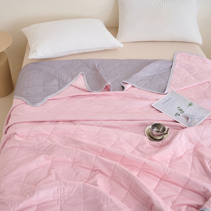 91家纺网 家纺一手货源 找家纺 畅销被业 2025新款A类凉感丝纯色压花夏被系列直播外贸跨境 浅粉