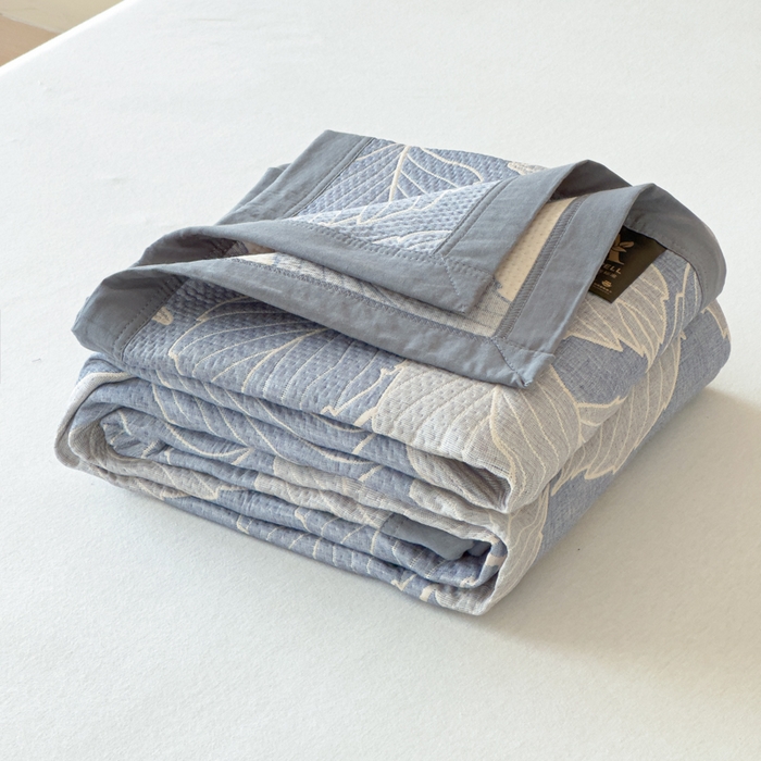 91家纺网 家纺一手货源 找家纺 2025新款A类纯棉针织三层纱提花多功能毯 蓝色-桑叶